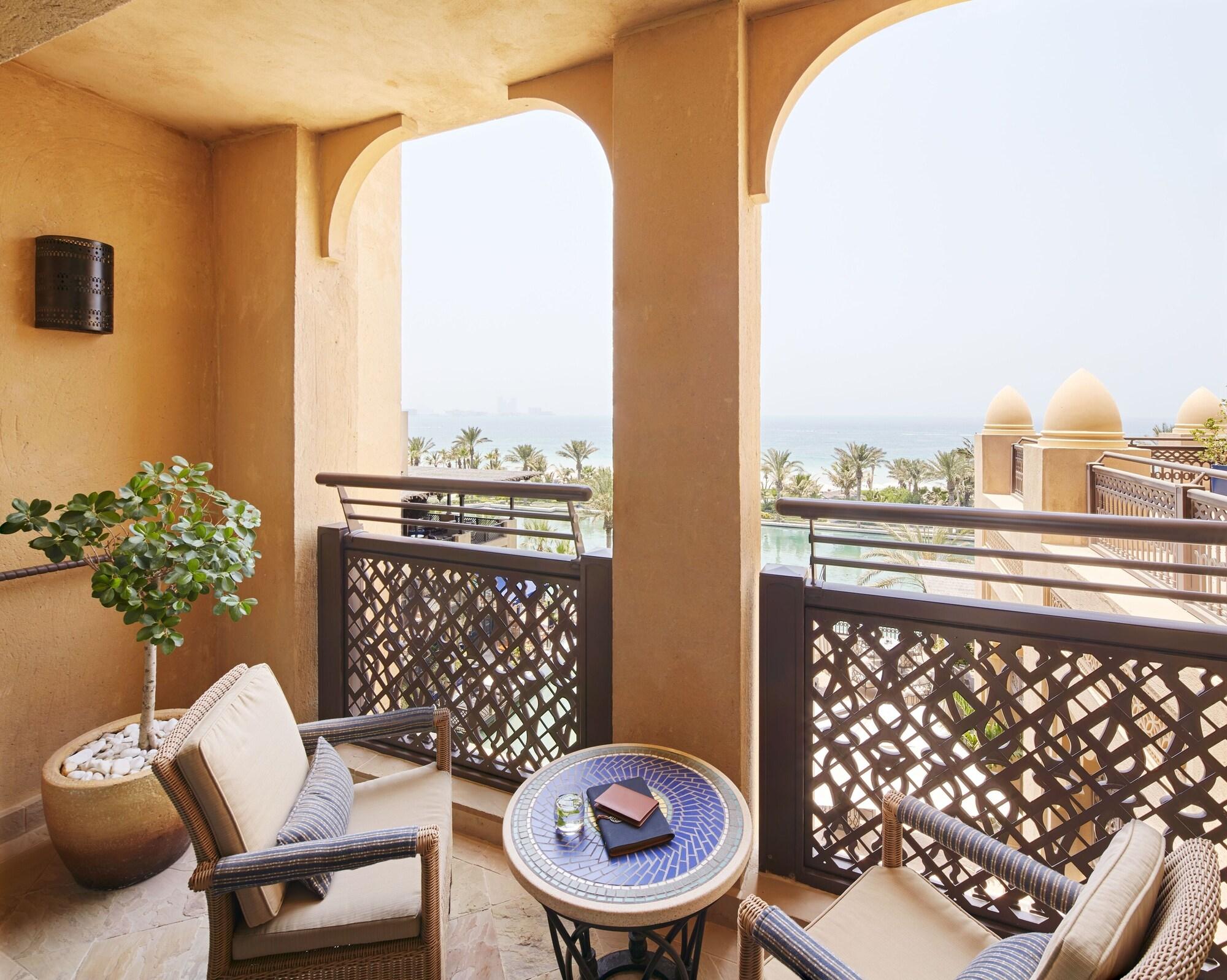 Jumeirah Mina Al Salam Dubai Eksteriør bilde A balcony at the hotel