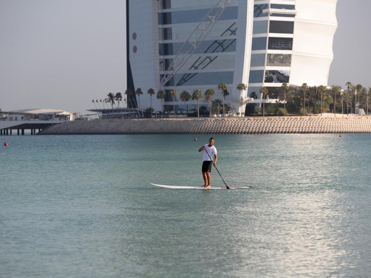 Jumeirah Mina Al Salam Dubai Eksteriør bilde Stand-up paddleboarding in Dubai